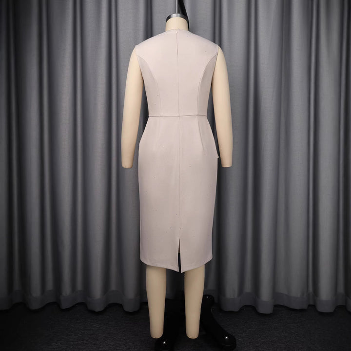 Modisches Sommerkleid in Champagner, figurbetont mit asymmetrischer Silhouette und feinen Rüschen.