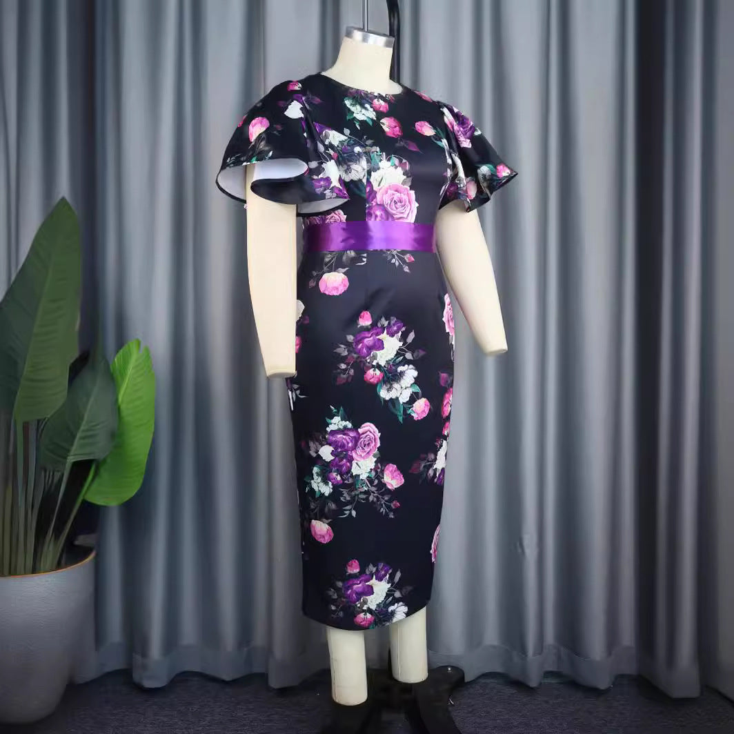 Figurbetontes Damenkleid mit schmeichelhaftem Schnitt, Blumenmuster und modischen Puffärmeln, festlich & elegant.