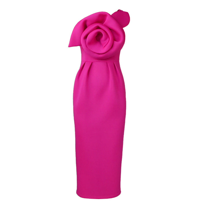 Festliches Damen Partykleid, figurbetont, mit EinSchulter-Schnitt und kunstvollen Blumen-Details. Ideal für Gala.