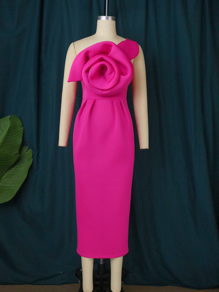 Luxuriöses figurbetontes Abendkleid in lebhaftem Magenta/Orange mit raffinierter 3D Blumenapplikation.