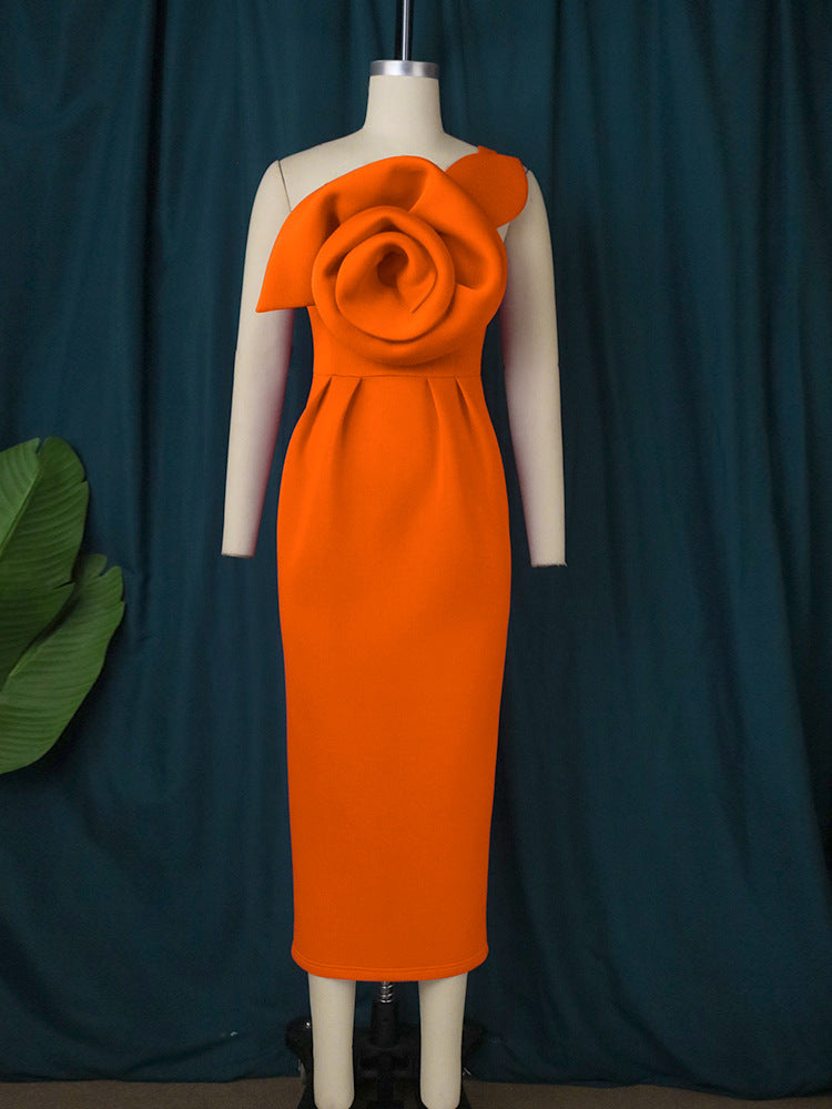 Feminines figurbetontes Abendkleid mit schmeichelndem EinSchulter-Design und prächtigen Blumenapplikationen.