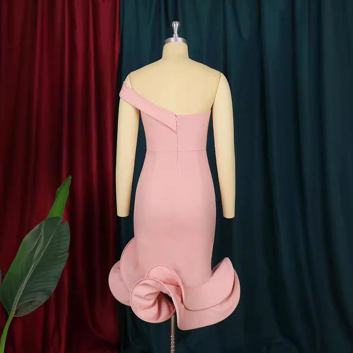 Festliches Meerjungfrauenkleid für Damen, schulterfrei, tailliert, ideal für formelle Abendmode.