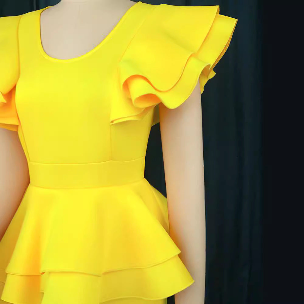 Verführerisches figurbetontes Abendkleid in Gelb für Frauen, mit eleganten Rüschen, betont die Silhouette.