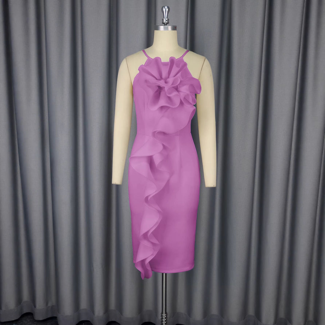 Damen Abend- oder Cocktailkleid in Lila, figurbetont mit schickem Rüschendesign. Ideal für Anlässe.