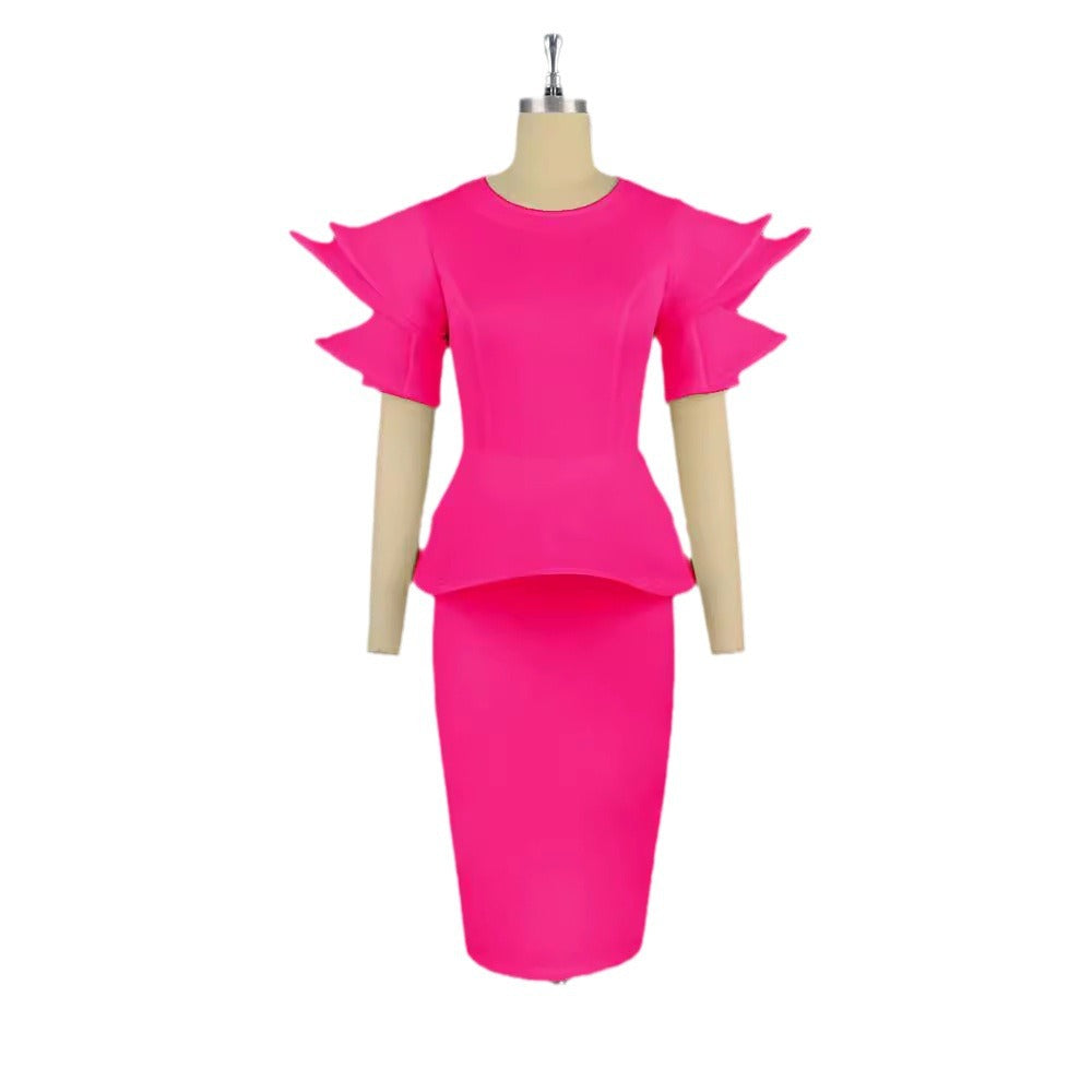 Stylisches magenta Damenkleid, figurbetont und elegant, mit voluminösen Ärmeln. Perfektes Party-Outfit.