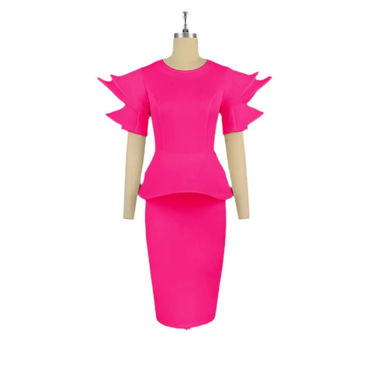 Stylisches magenta Damenkleid, figurbetont und elegant, mit voluminösen Ärmeln. Perfektes Party-Outfit.