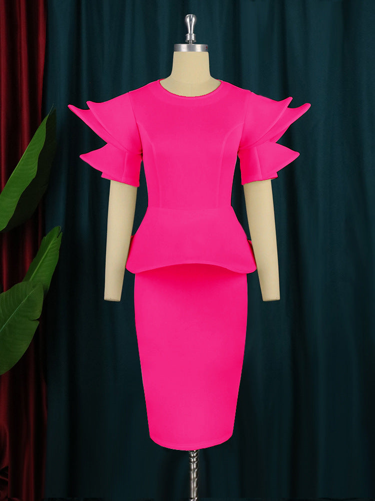 Festliches Damenkleid in Magenta, figurbetont mit modernen, voluminösen Ärmeln für einen glamourösen Auftritt.