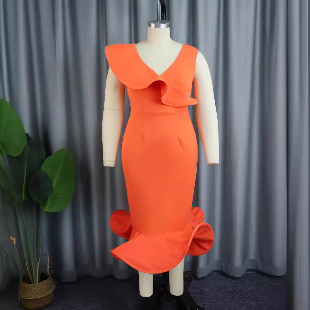 Elegantes orange Damenkleid, figurbetont mit dramatischem Rüschen-Detail; perfekt für besondere Anlässe.