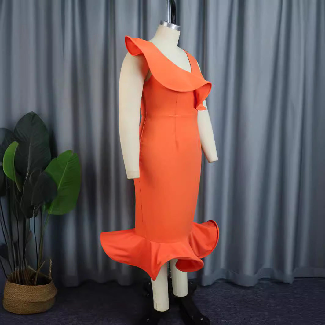 Dramatisches oranges Rüschenkleid, figurbetont und elegant; ideal als Abendkleid oder Partykleid für Damen.
