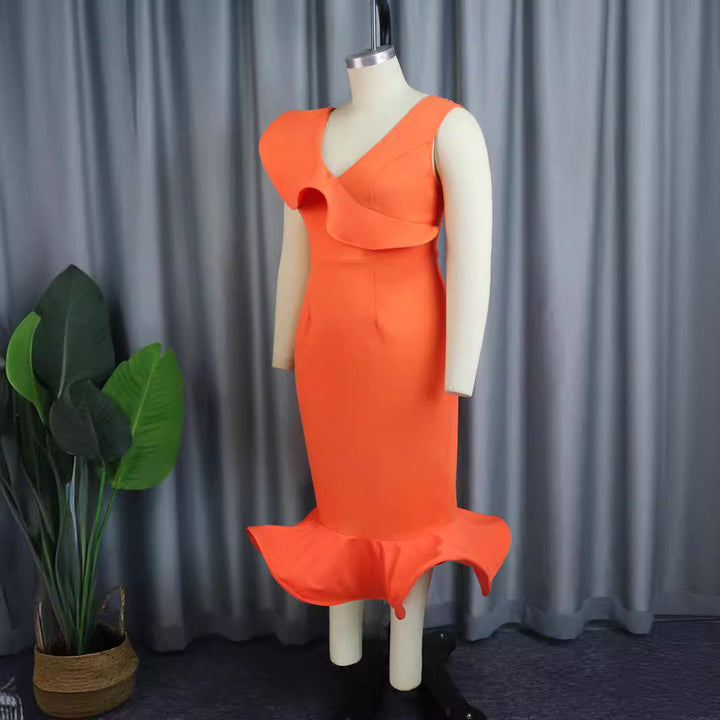 Oranges Sommerkleid, figurbetont mit dramatischem Rüschen-Detail; stilvolles Damenkleid für festliche Anlässe.