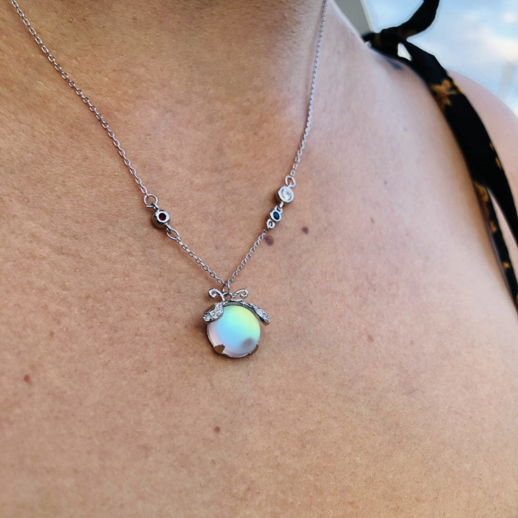 Elegante Damenkette: Silber-Halskette mit funkelndem Mondstein und Glühwürmchen-Design, perfekter Edelsteinschmuck.