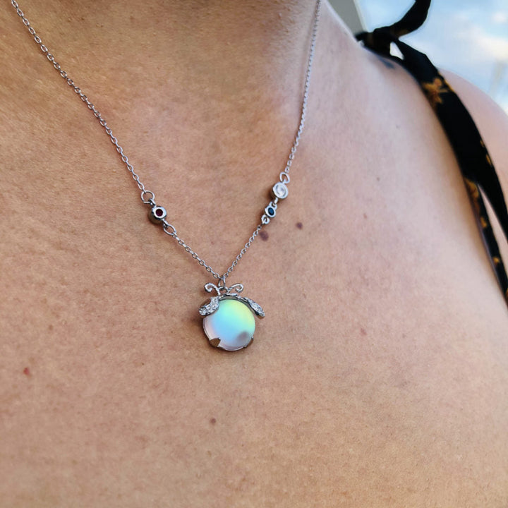 Elegante Damenkette: Silber-Halskette mit funkelndem Mondstein und Glühwürmchen-Design, perfekter Edelsteinschmuck.