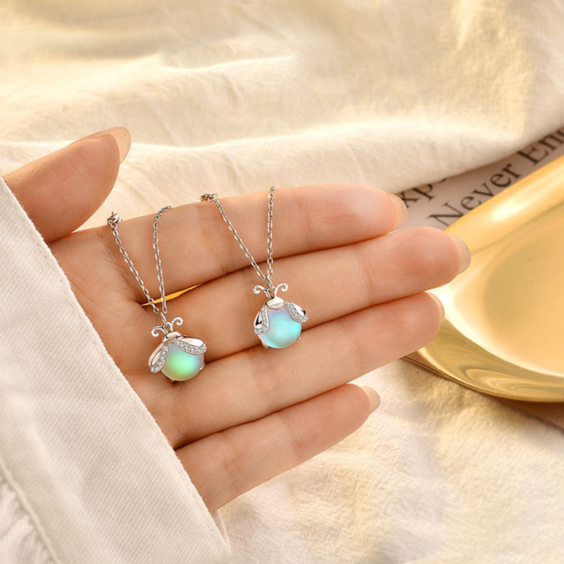 Runde Damen-Halskette mit leuchtendem Mondstein und Glühwürmchen-Motiv. Mystischer Silber-Schmuck, handgefertigt.