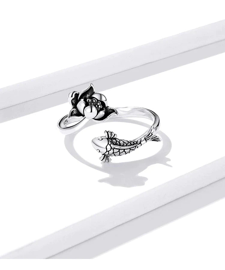 Einzigartiger verstellbarer Silberring mit Koi & Lotus Design, perfektes Geschenk für Damen, als symbolischer Glücksbringer.