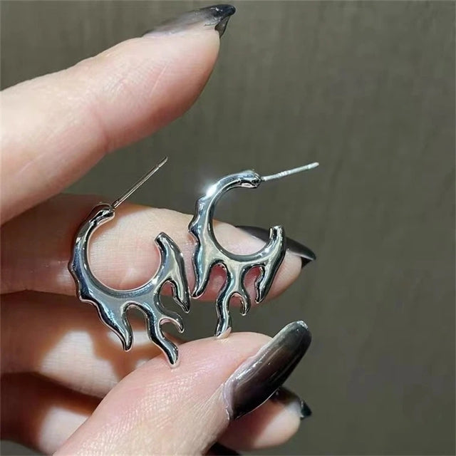 Schmuck-Präsentation: Vergoldete Wassertropfen-Ohrhänger für Damen, ansprechend und stilvoll arrangiert.