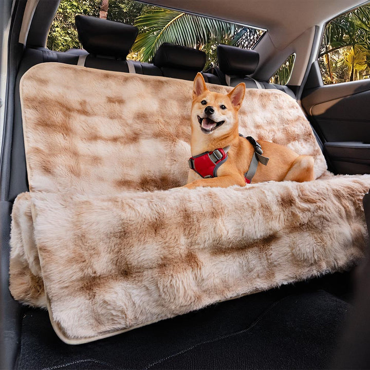 Flauschiger Autositzschutz für Hunde, wasserabweisend, schützt Polster & bietet Gemütlichkeit.