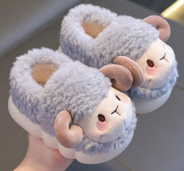 Ein Paar flauschige Schaf-Hausschuhe für Kinder, rutschfest und kuschelig, perfekt für Jungen und Mädchen.