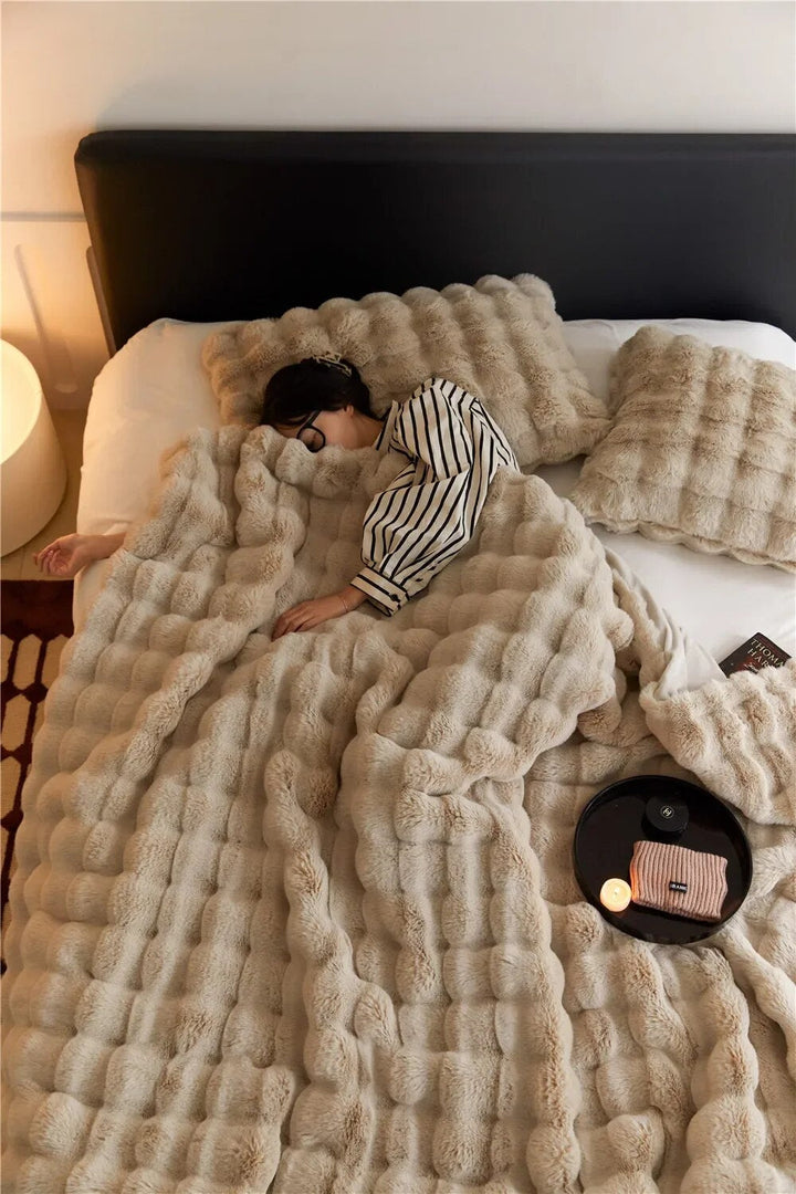Flauschige Kuscheldecke für ultimative Wärme & Gemütlichkeit zu Hause und im Büro.