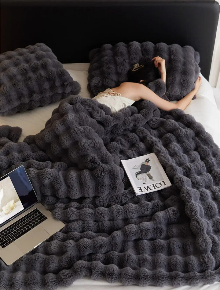 Weiche, flauschige Wohndecke, perfekt für gemütliche Abende & zusätzliche Wärme.