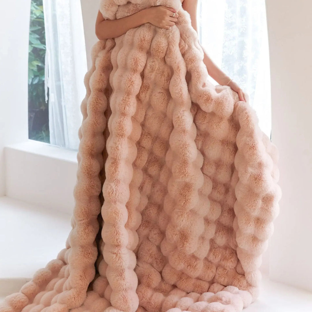 Warme Kuscheldecke als stilvolles Wohnaccessoire für Sofa & Bett, bringt Gemütlichkeit.