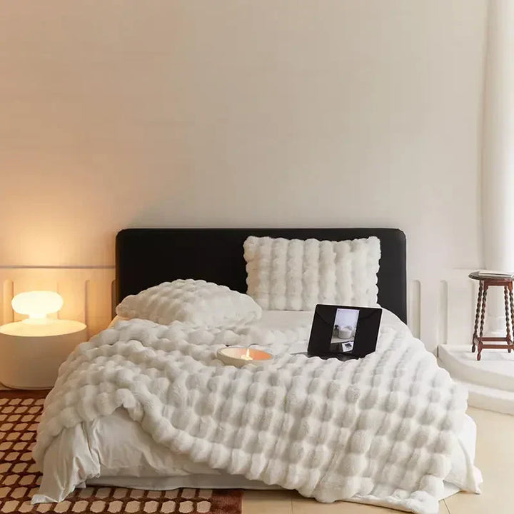 Elegante, weiche Decke in neutralem Farbton; Heimtextilien für jeden Wohnstil.