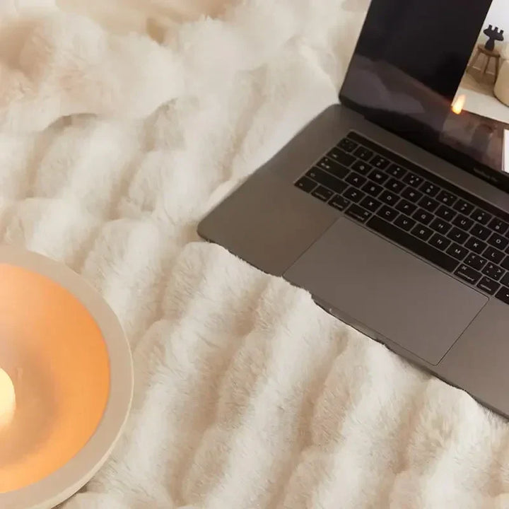 Ordentlich gefaltete Kuscheldecke, bereit für gemütliche Momente; ein warmes Wohnaccessoire.