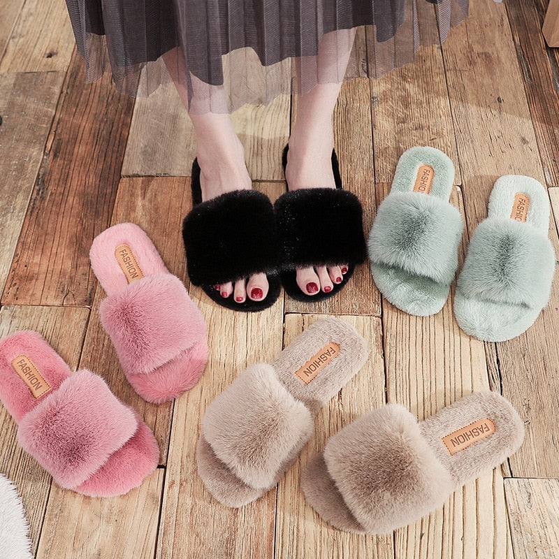 Weiche Damen Winter Pantoffeln gegen kalte Füße; bieten Wärme und Behaglichkeit für gemütliche Winterabende.