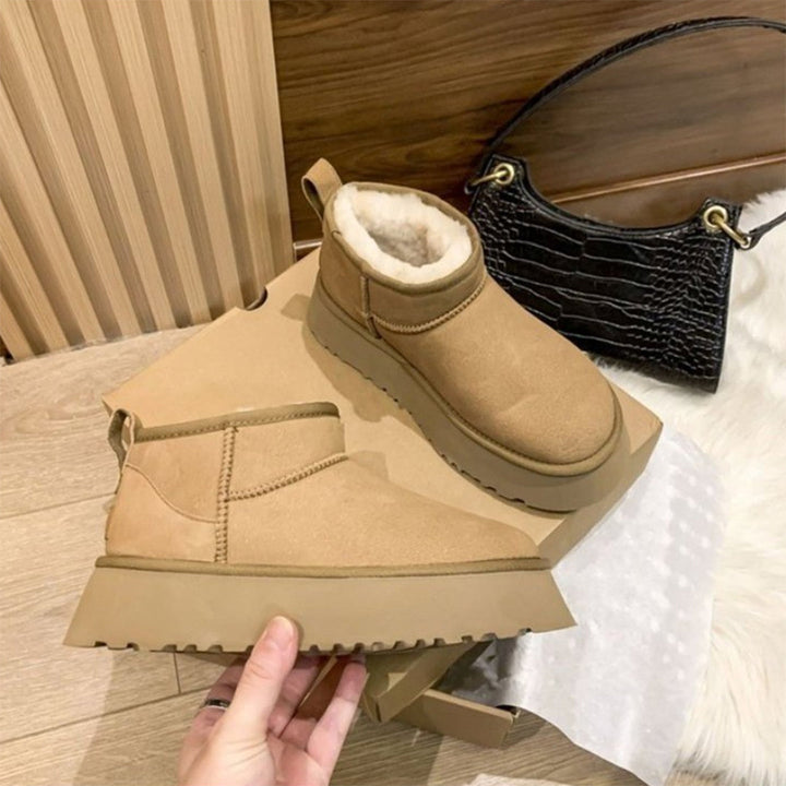 Warme Damen Ugg-Stil Winterstiefel, bequem & gefüttert, ideal für Spaziergänge im Schnee.