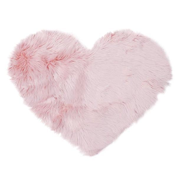 Flauschiger Herz Teppich aus weißem Kunstfell, ideal für romantische Schlafzimmer Dekoration.