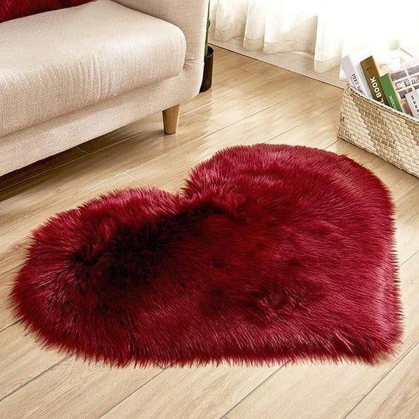 Weißer Herz Teppich aus Kunstfell, waschbar, flauschig, perfekt für eine romantische Ecke.