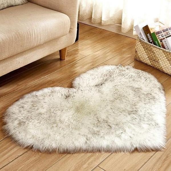 Kuscheliger Herz Teppich, Kunstfell, weiß, ideal für Wohnzimmer, Schlafzimmer, Kinderzimmer.