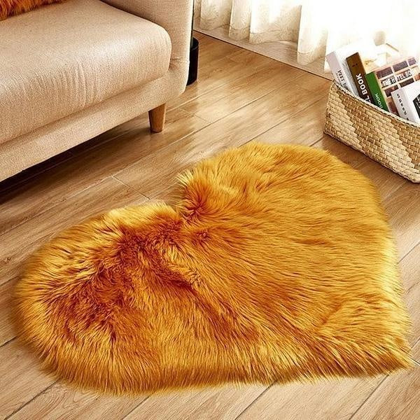 Herz Teppich aus luxuriösem Kunstfell, flauschig und komfortabel, perfekt für Akzente.