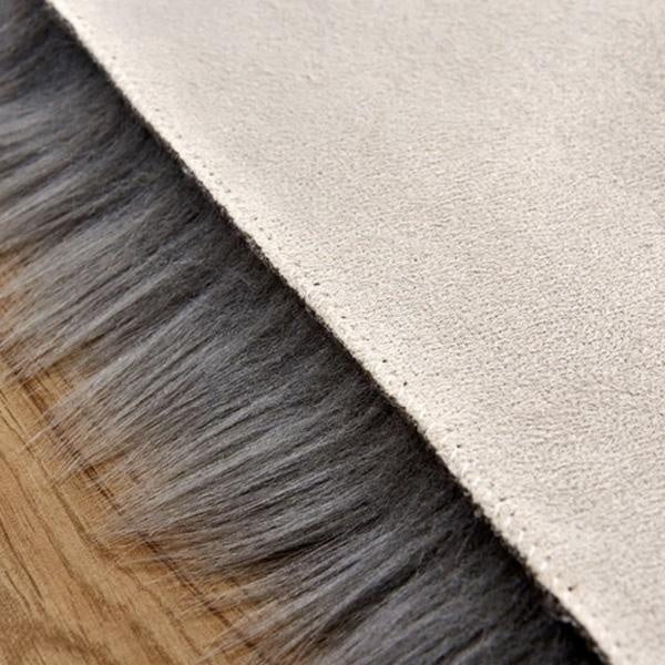 Weicher Herz Fellteppich aus Kunstfell, perfekt für gemütliche Wohnzimmer Dekoration.