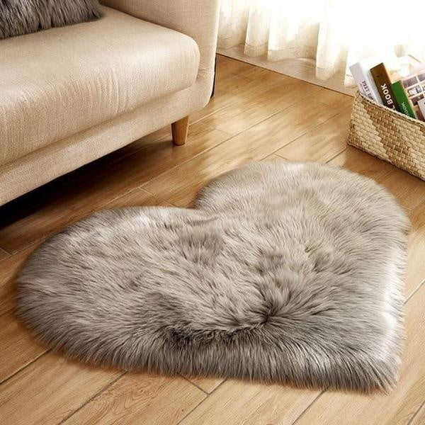 Waschbarer Herz Teppich, weißes Kunstfell, flauschig, ideal für Kinderzimmer oder Schlafzimmer.
