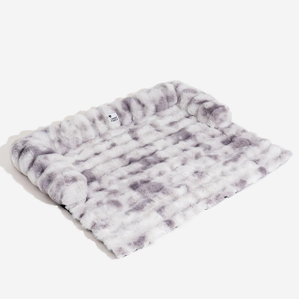 Beruhigendes Hundebett mit flauschiger Oberfläche und Sofaschutz, ideal für Entspannung und Tierkomfort.