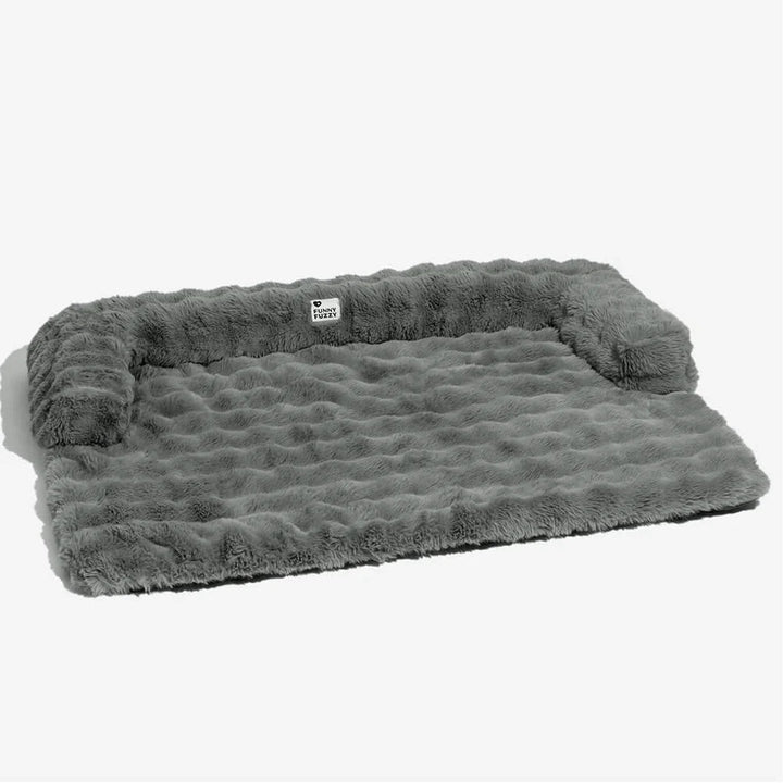 Stilvolles Plüsch-Hundebett für maximale Entspannung und Schutz des Sofas vor Tierhaaren.