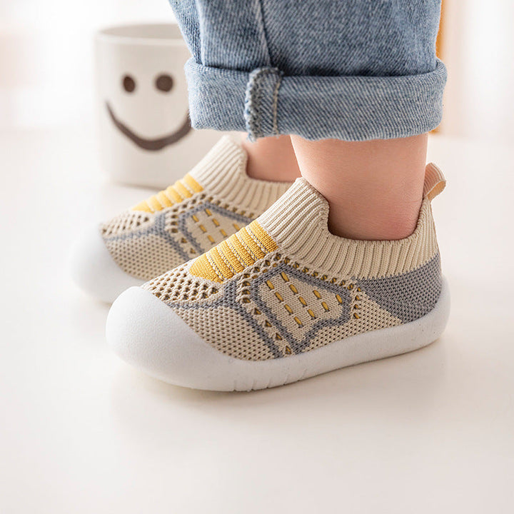 Flexible Babyschuhe in Barfuß-Design für erste Schritte. Rutschfest, weich & atmungsaktiv, ideal für gesunde Füße.
