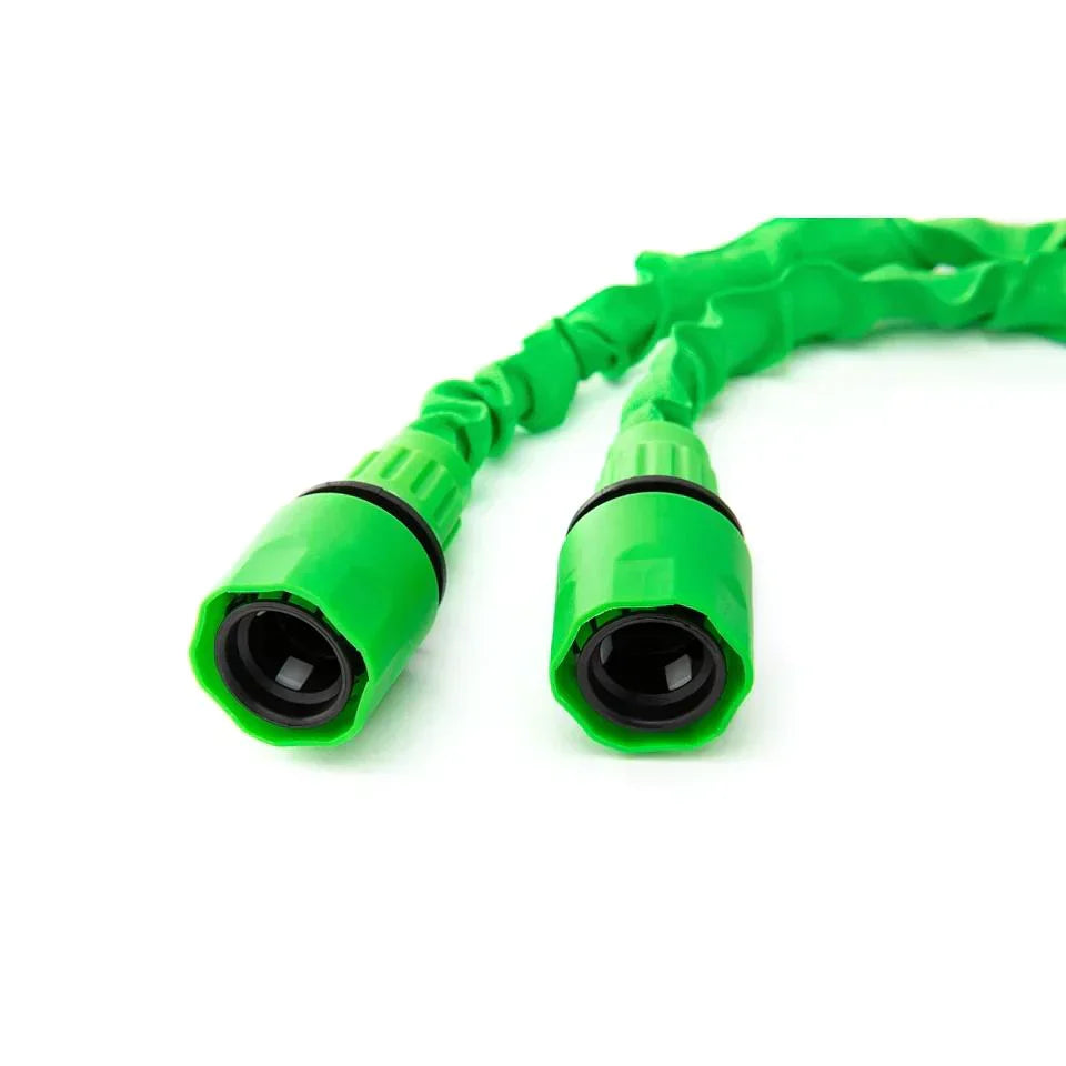 Robuster, flexibler Gartenschlauch (15m) mit 7-fach verstellbarer Sprühpistole für vielseitige Gartenbewässerung.