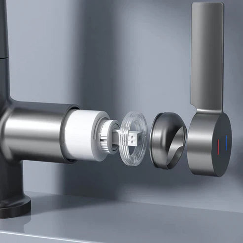 Energiesparende Küchenarmatur mit flexibler Ausziehbrause & präziser digitaler Temperaturanzeige.