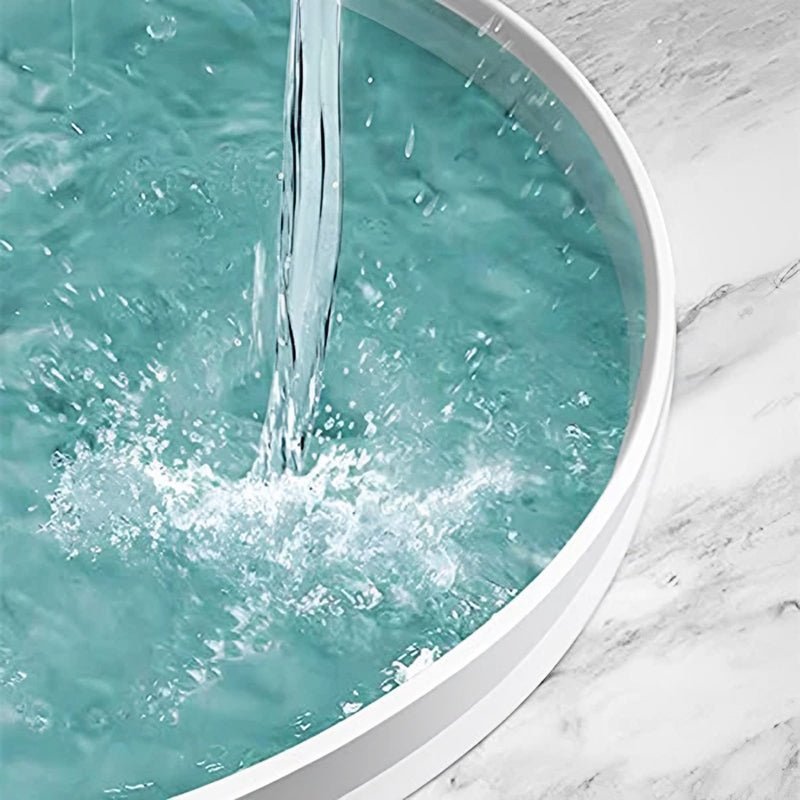 Weißer, flexibler Silikon Abdichtstreifen dichtet Fugen im Badezimmerbereich wasserfest & hygienisch ab.