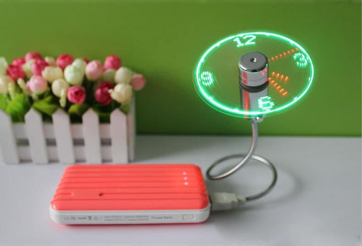 Biegsamer USB-Schreibtischventilator mit integrierter Uhr, ideal für Büro und Sommerhitze.