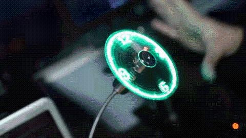 Kompakter USB-Ventilator mit Uhrfunktion; flexibel und tragbar für frische Luft im Büro.