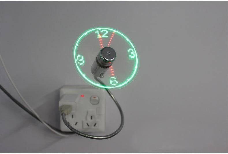 USB-Ventilator mit integrierter LED-Uhr, flexibel positionierbar, kühlt den Schreibtisch im Sommer.
