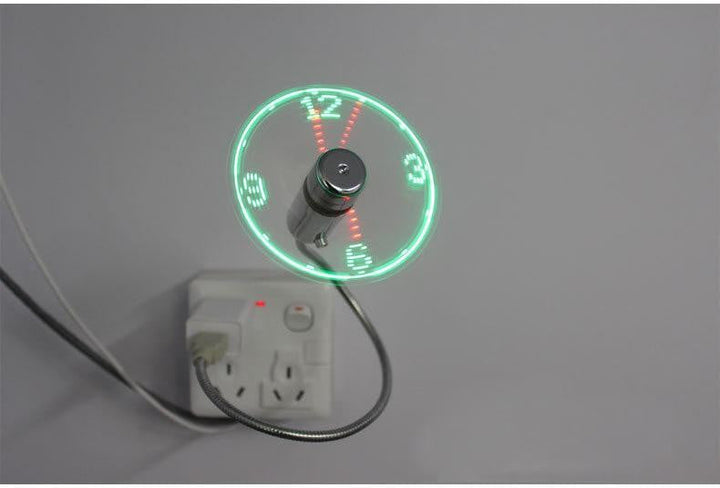 USB-Ventilator mit integrierter LED-Uhr, flexibel positionierbar, kühlt den Schreibtisch im Sommer.
