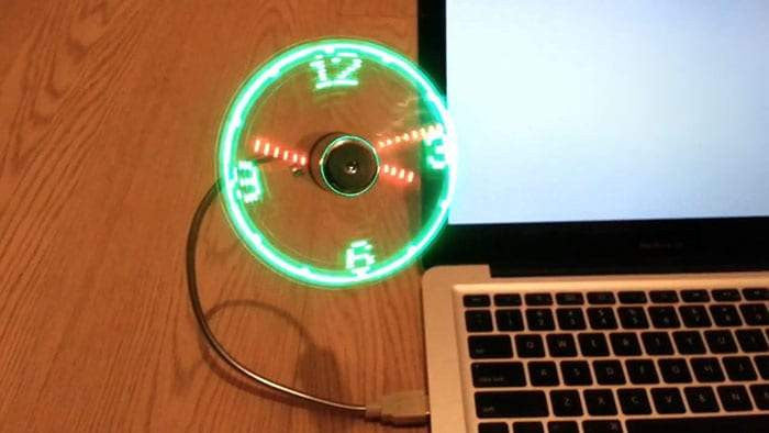 USB-Kühlventilator mit biegsamem Arm und Zeitanzeige, sorgt für angenehme Schreibtischkühlung im Büro.