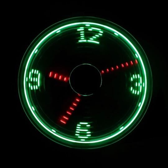 Praktischer USB-Lüfter mit flexibler Halterung und Uhr für Desktop-Kühlung und Zeitkontrolle.