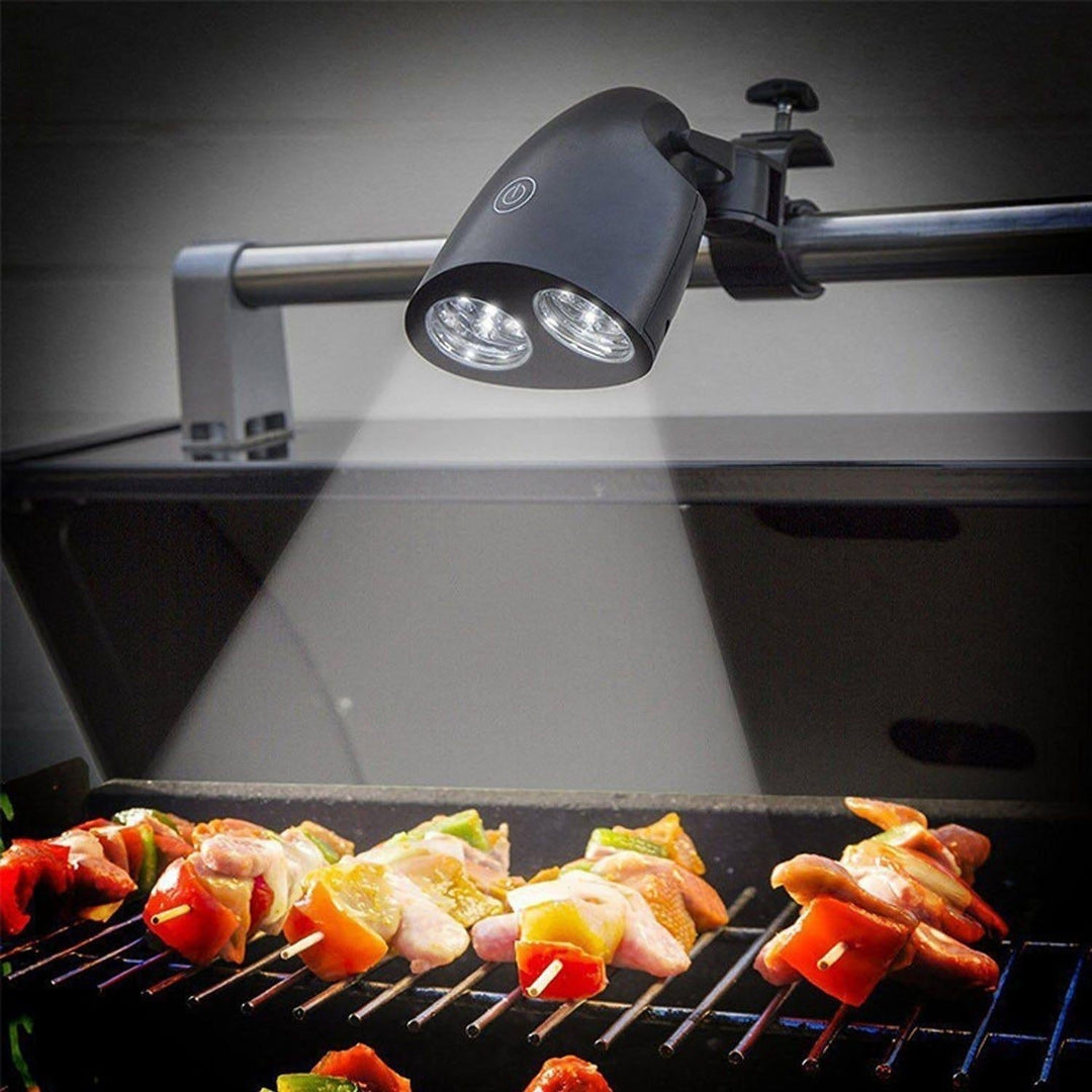 Flexibles LED Grilllicht für optimale Ausleuchtung des Grillrosts bei Nacht. Perfektes BBQ Zubehör für Outdoor-Grillen.