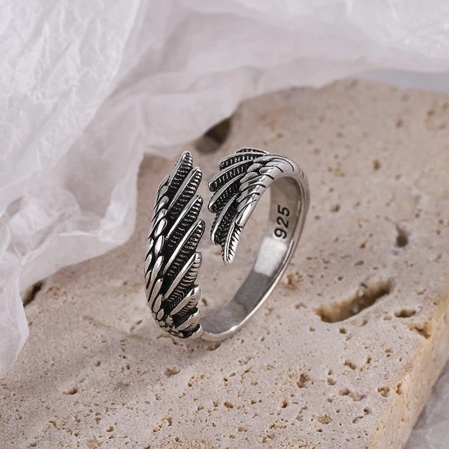 Symbolischer Schutzengelring aus hochwertigem 925er Sterlingsilber. Eleganter, verstellbarer Flügelring als Schmuckstück.