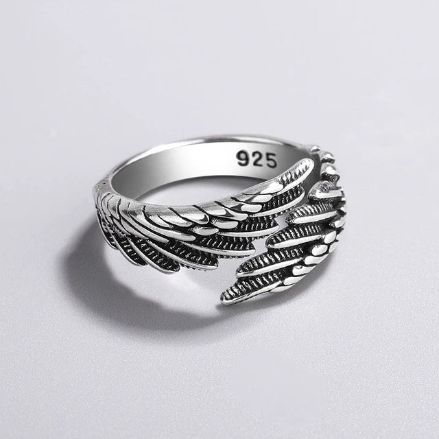 Detailreicher Flügelring aus poliertem 925er Sterlingsilber mit Schutzengel-Motiv. Ideal als Damen- oder Herrenring.