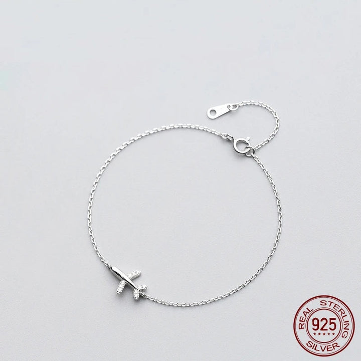 Unisex Schmuck: filigranes 925 Silber Flugzeug-Armband, das Abenteuerlust und Eleganz verbindet.